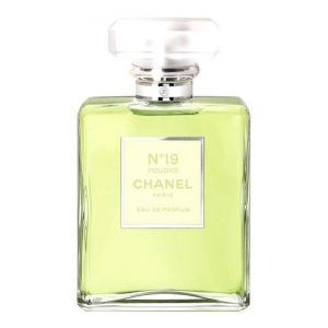 N ° 19 Eau Poudrée: The Chanel woman, the daring elegance of noble Grasse materials ...